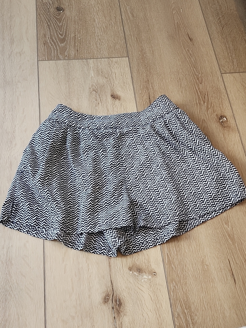 American Eagle Black & White Chevron Shorts, Small